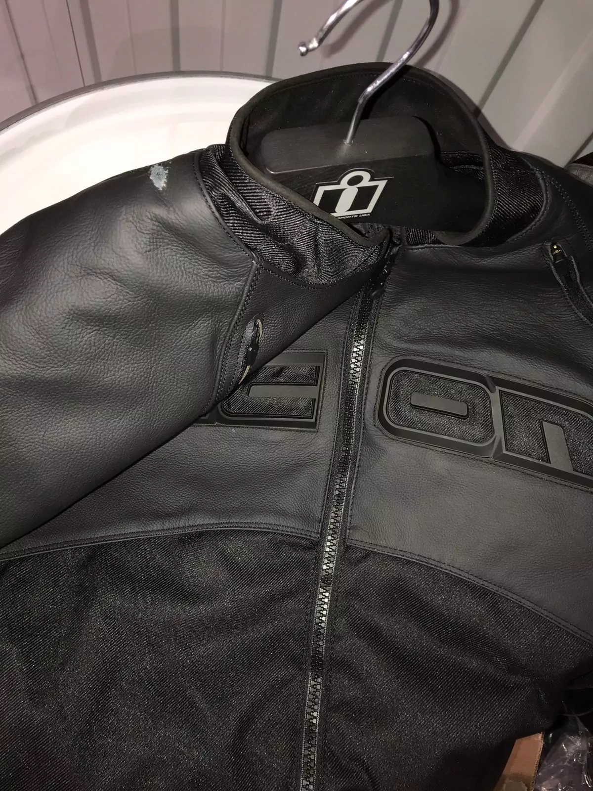 Icon Contra 2 Leather Stealth черная мотокуртка 2XL (уценка)